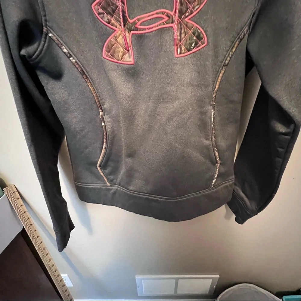 Kids Under Armour gray performance Hoodie with Pink Camo Logo youth size M hunt